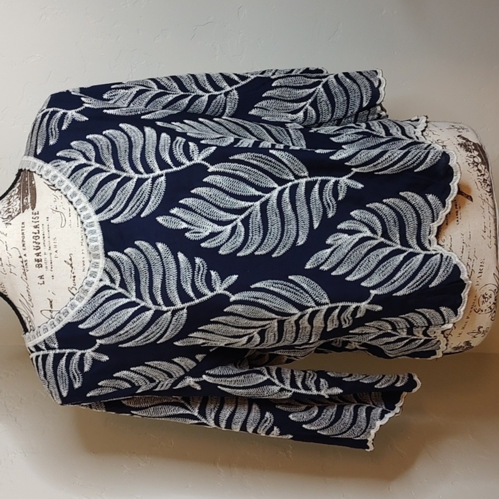 Solitaire NWT Navy Blue & White Embroidered Ferns Boxy Scalloped Hem SZ:L Blouse - Picture 3 of 14